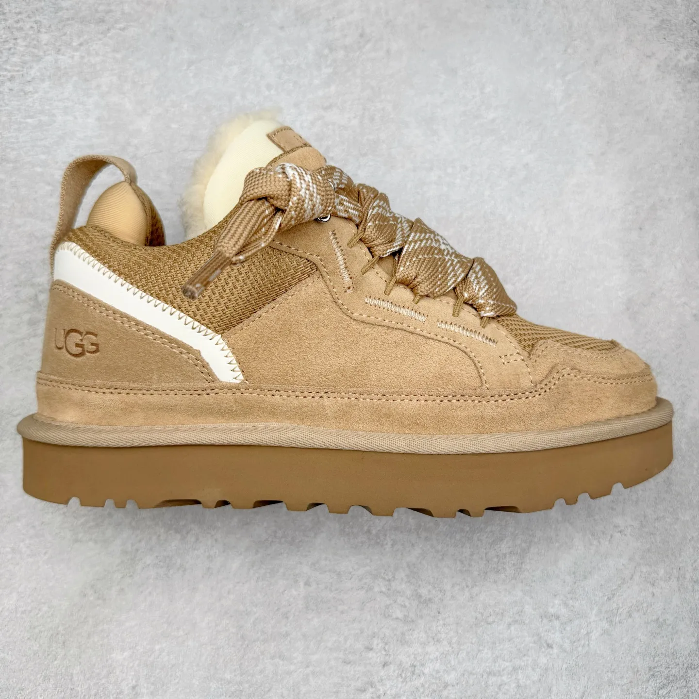 Pick up locally💰640 UGG 4032 Meyer autumn and winter sheepskin and fur integrated snow boots. All shoes are made of ZP from the same factory. Longfeng A-grade Australian imported sheepskin and fur integrated. Men's and women's boots brand OEM production line fully follows the ZP process. OEM original pattern maker adheres to the principle of no original shoes and no development selection. Pay attention to every detail. The most authentic version on the market TREADLITE "Light Wing" technology outsole Lightweight/durable/flexible/pile size: 35 36 37 38 39 40 41 42 43 44 45 Coding: by3936030